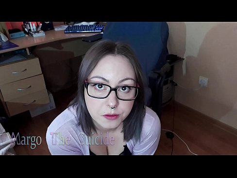 ❤️ Moza sexy con lentes chupa un consolador profundamente ante a cámara ️❌ Vídeo de sexo en % gl.4k-porno.ru % ❌❤